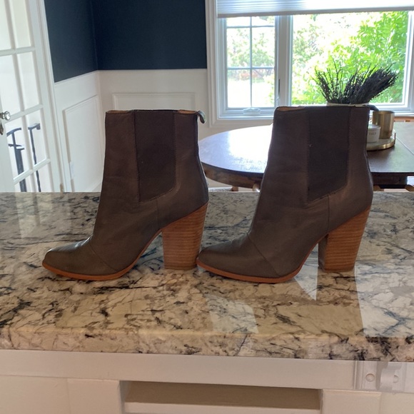 Joes Jeans blare booties in grey - Picture 3 of 4